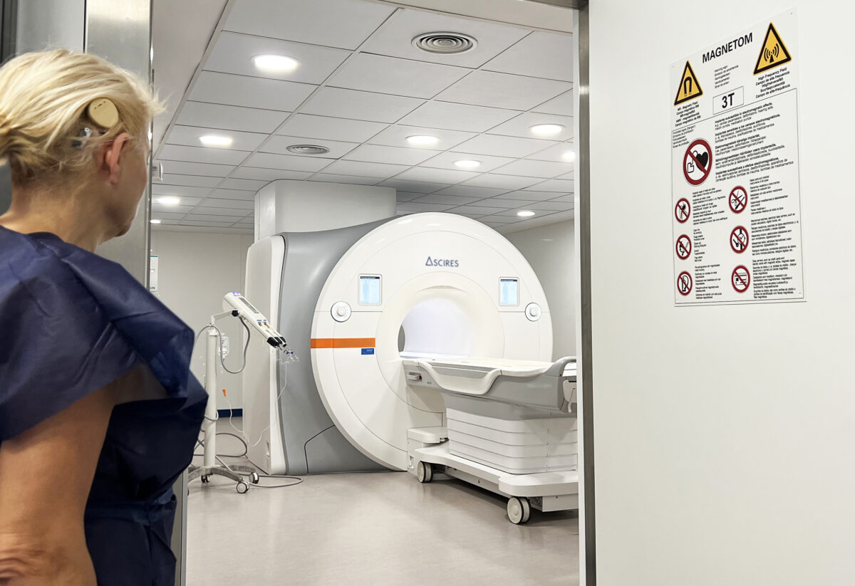 Resonancias magnéticas seguras para pacientes con dispositivos e implantes metálicos.