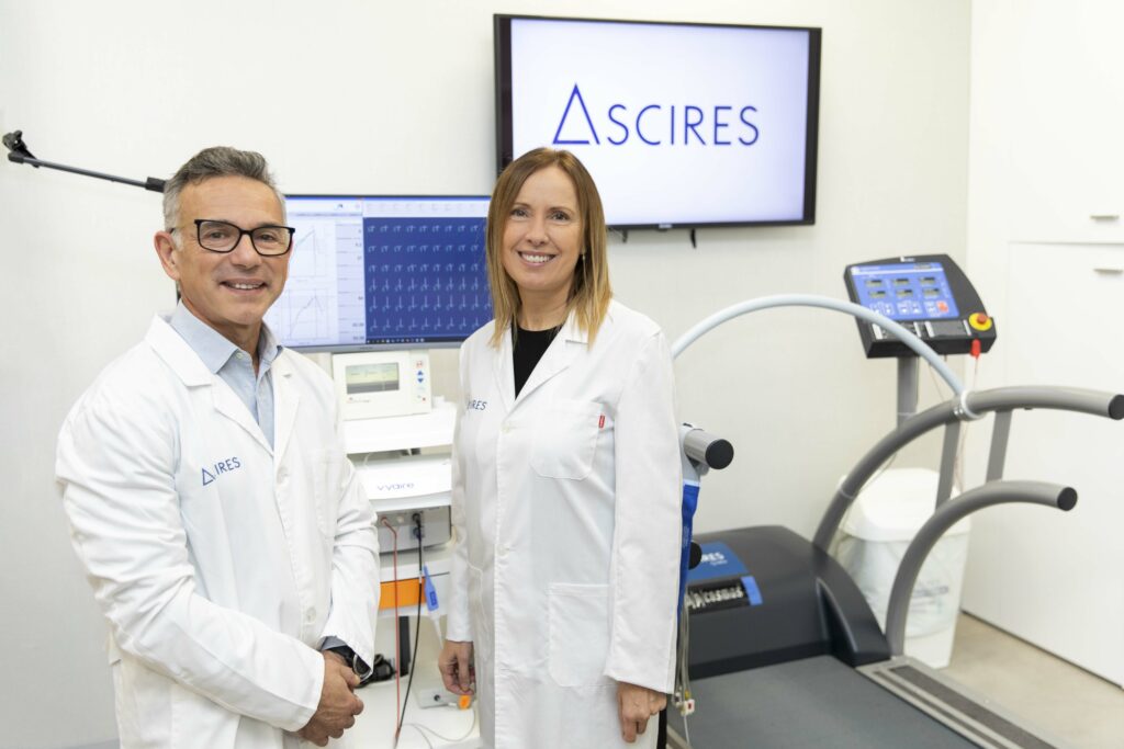 El Dr. Miguel Ángel Buil, jefe de la Unidad de Medicina del Deporte de Ascires, y la Dra. Alicia Maceira, cardióloga y directora médica de Ascires.