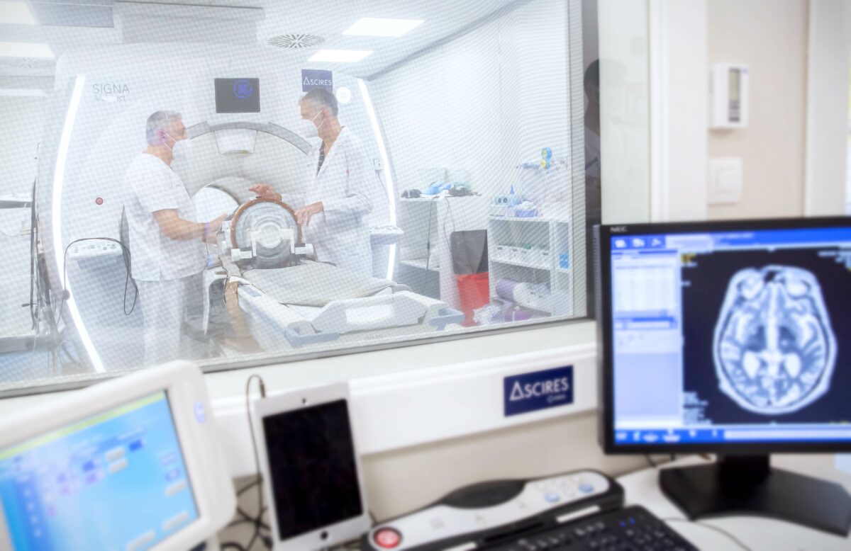 El proyecto Artemisa utiliza la realidad aumentada y la IA para maximizar la precisión de las cirugías cerebrales.